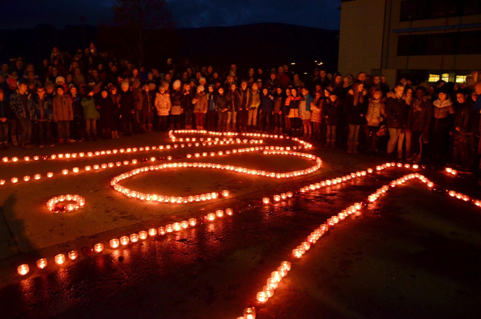 Lichtermotiv mit Kindern und Jugendlichen im Hintergrund als Symbol für die 1 Million Sterne.