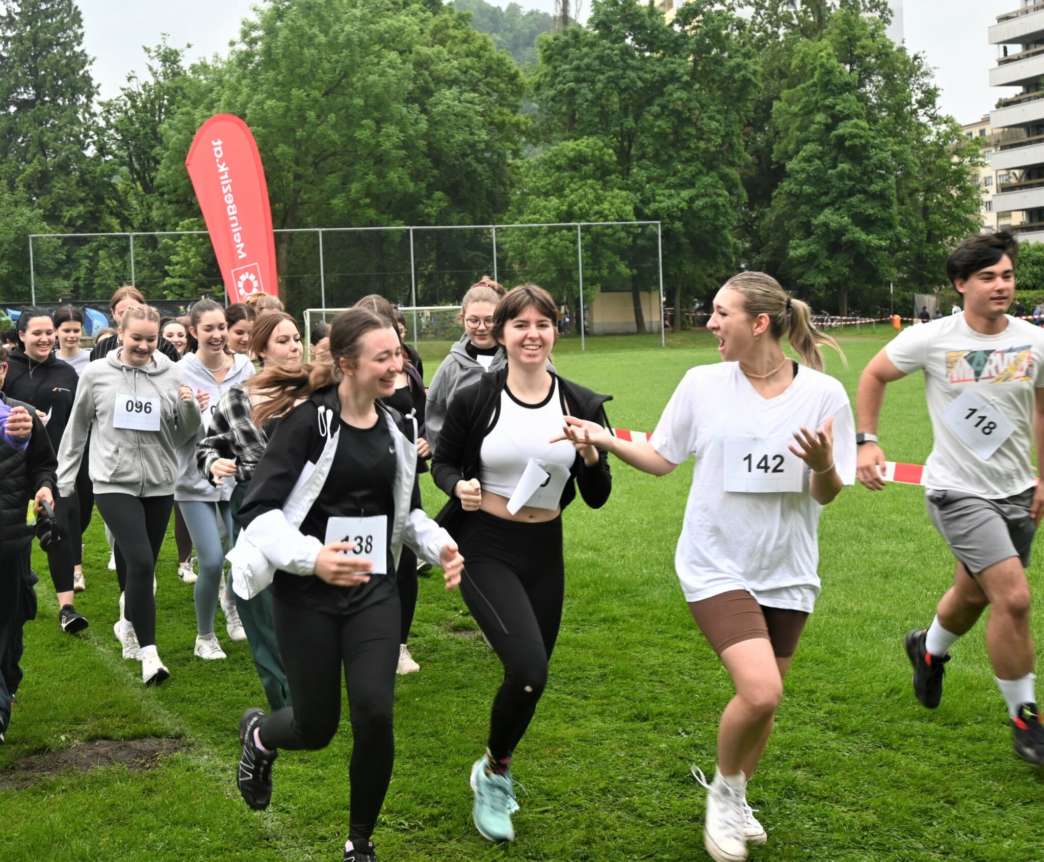 Schülerinnen und Schüler laufen beim youngCaritas LaufWunder.