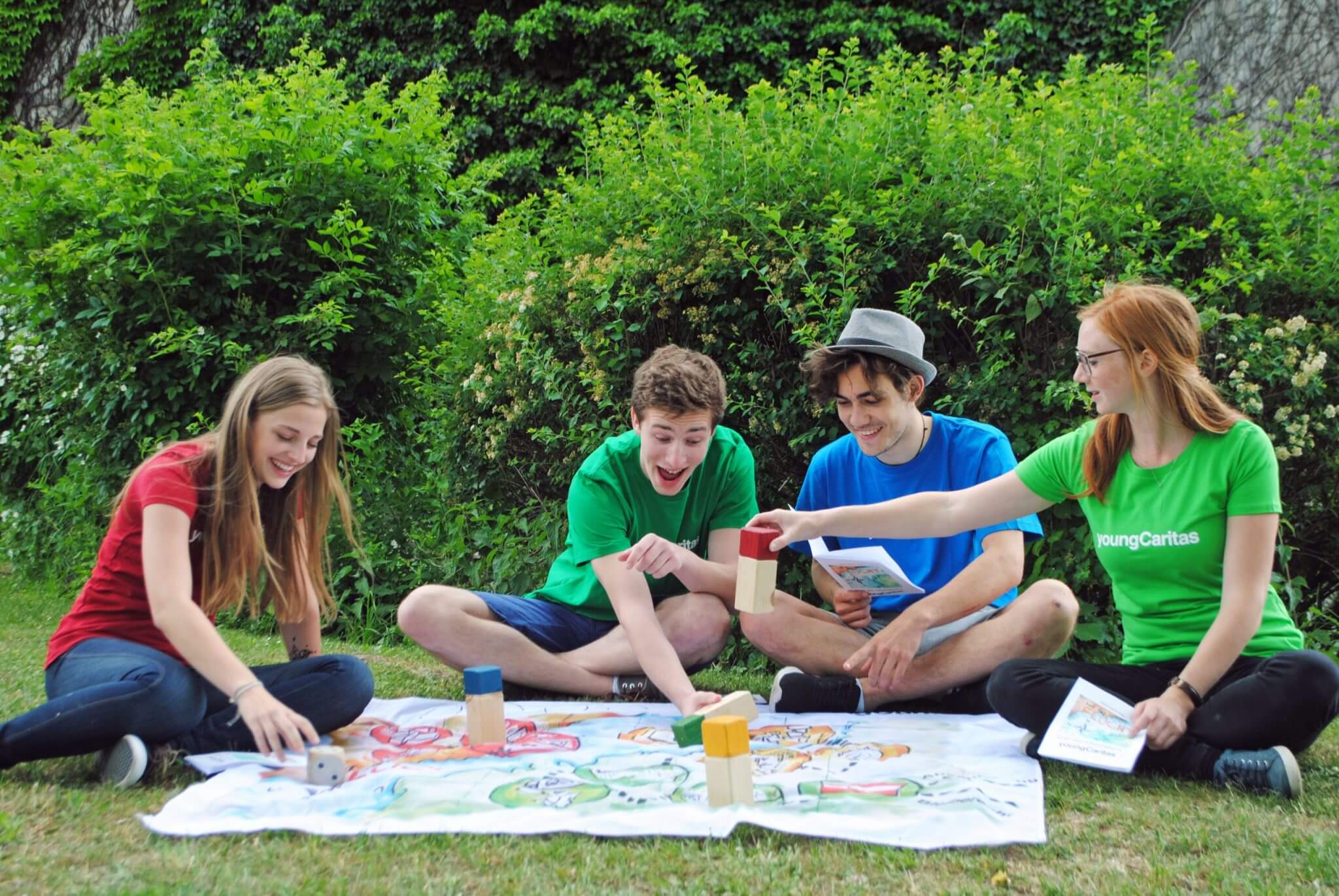 Jugendliche Spielen ein Lernspiel zum Thema 